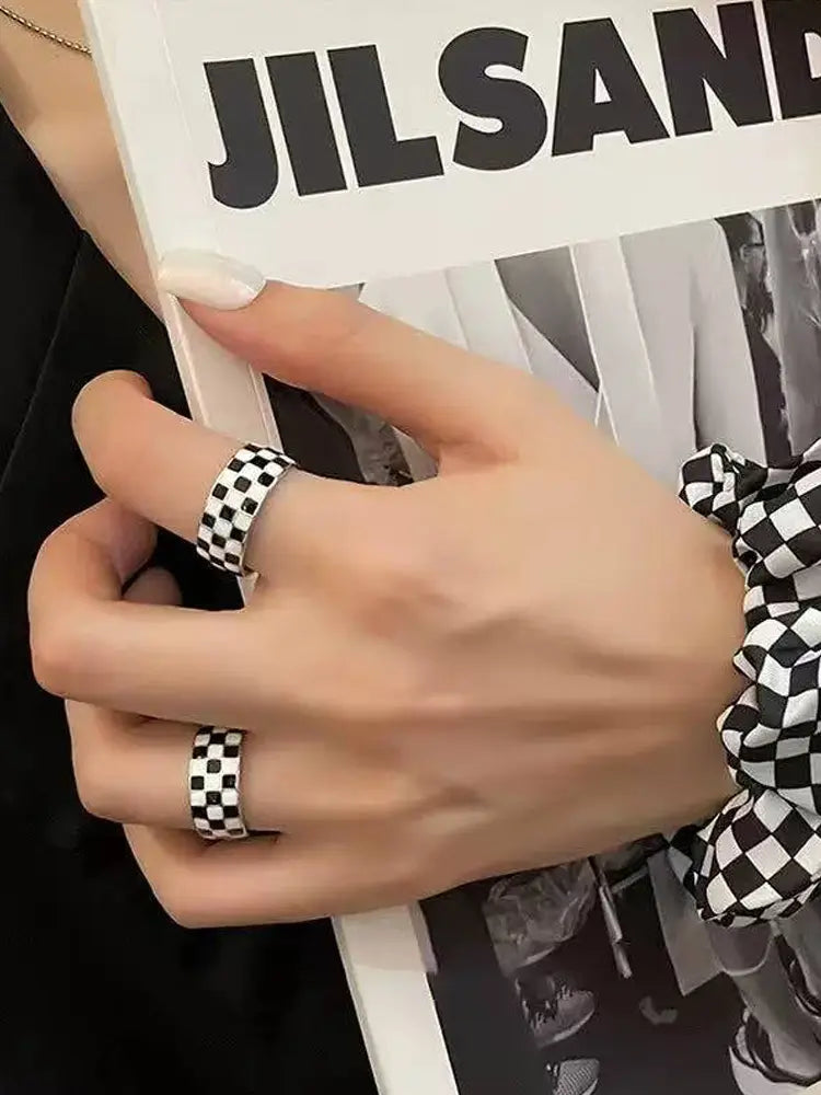 Jeu de l'anneau à damier noir et blanc Echo Casino