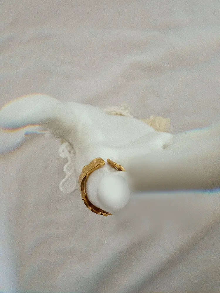 Bague Vénus de Milo – Anneau texturé en or | Les Fées murmurent