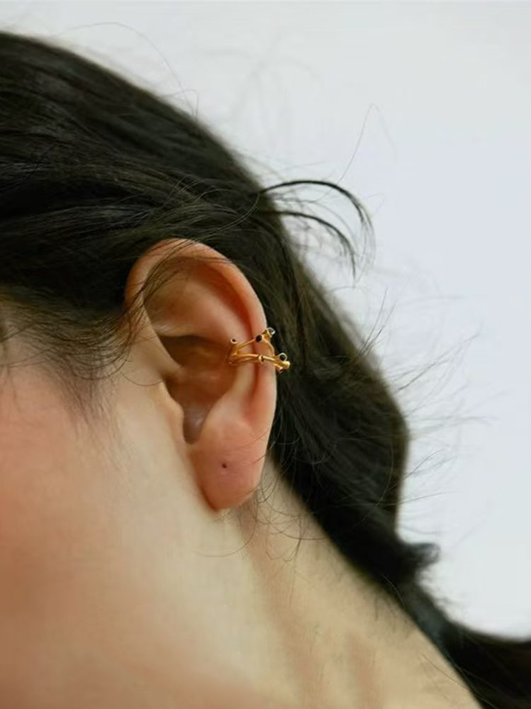 Frog Finger Clip-On Earrings – Gold & Silver Stainless Steel (No Piercing)
