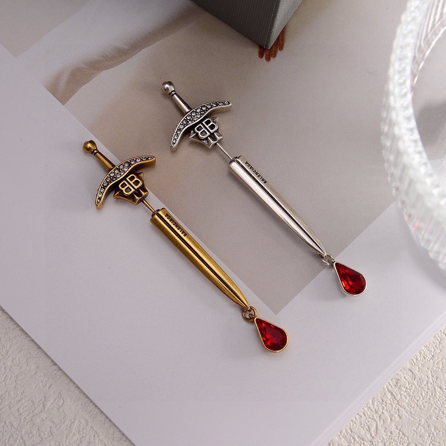 Vintage Authentic Gold-Tone Turn-Lock Earrings a single stud