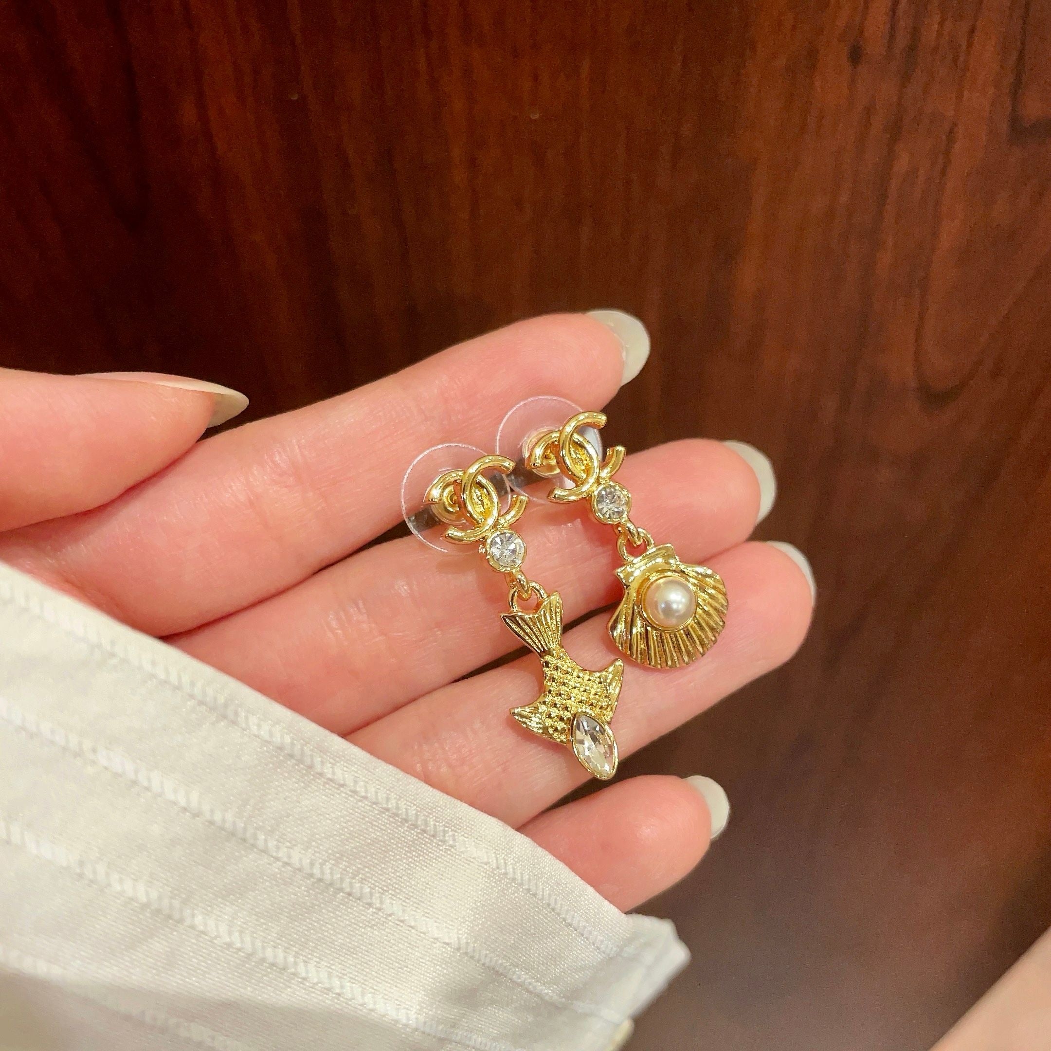 Vintage Authentic Gold-Tone Turn-Lock Earrings Shell Pearl