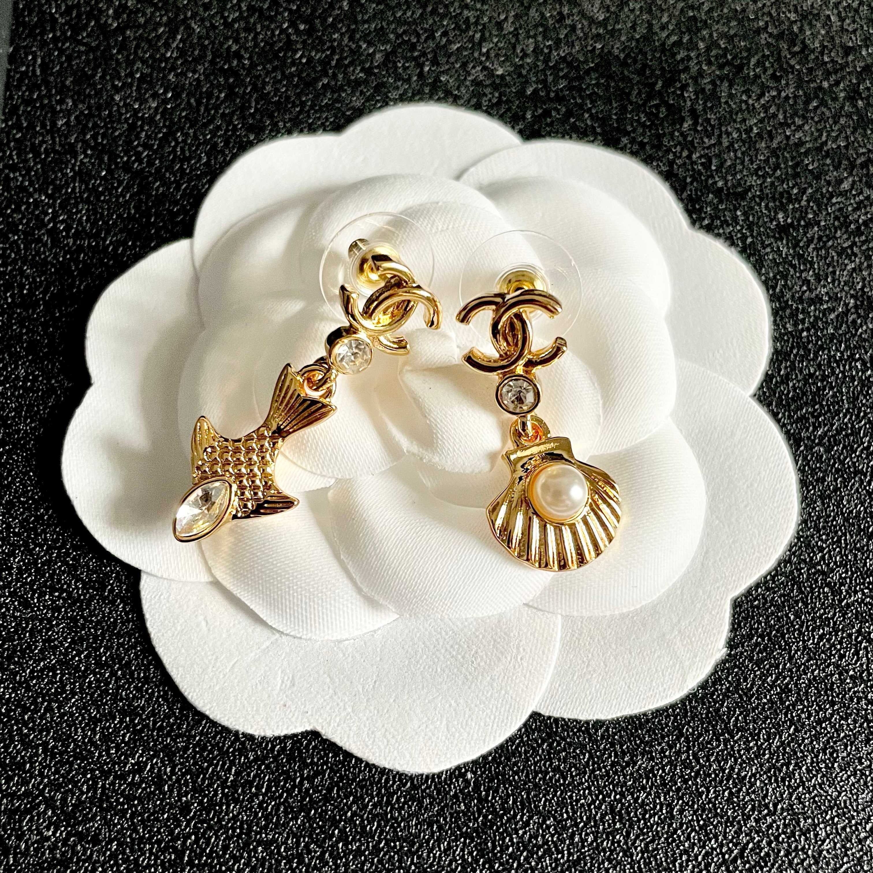 Vintage Authentic Gold-Tone Turn-Lock Earrings Shell Pearl
