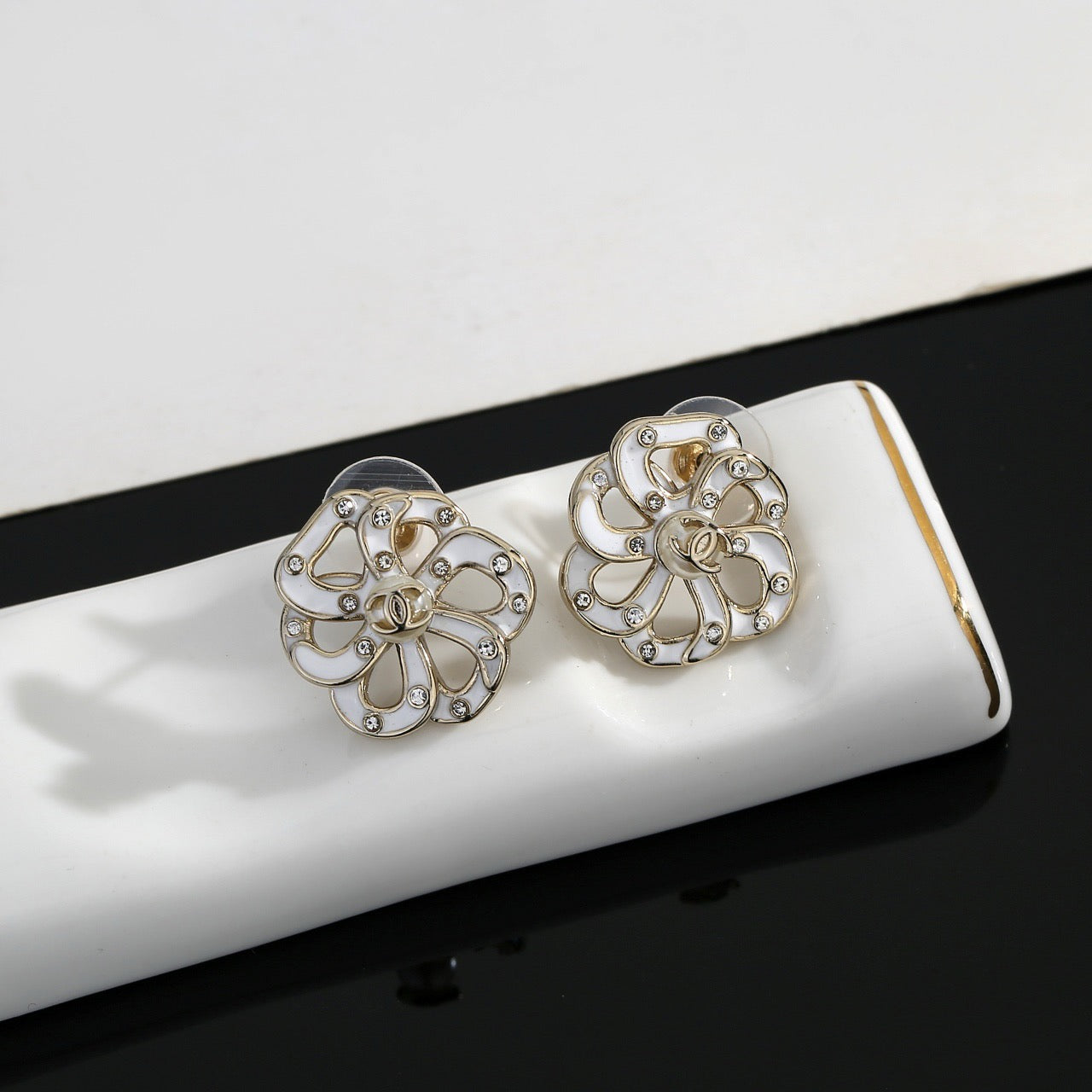 Vintage Authentic Gold-Tone Turn-Lock Earrings Flower