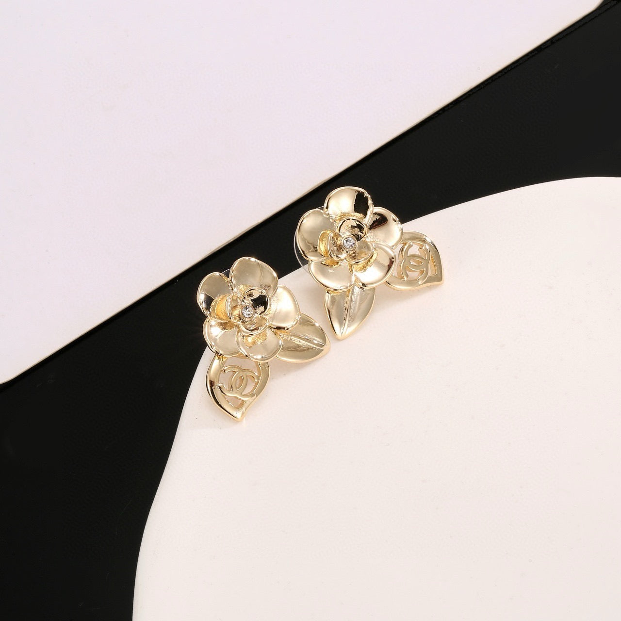 Vintage Authentic Gold-Tone Turn-Lock Earrings Flower