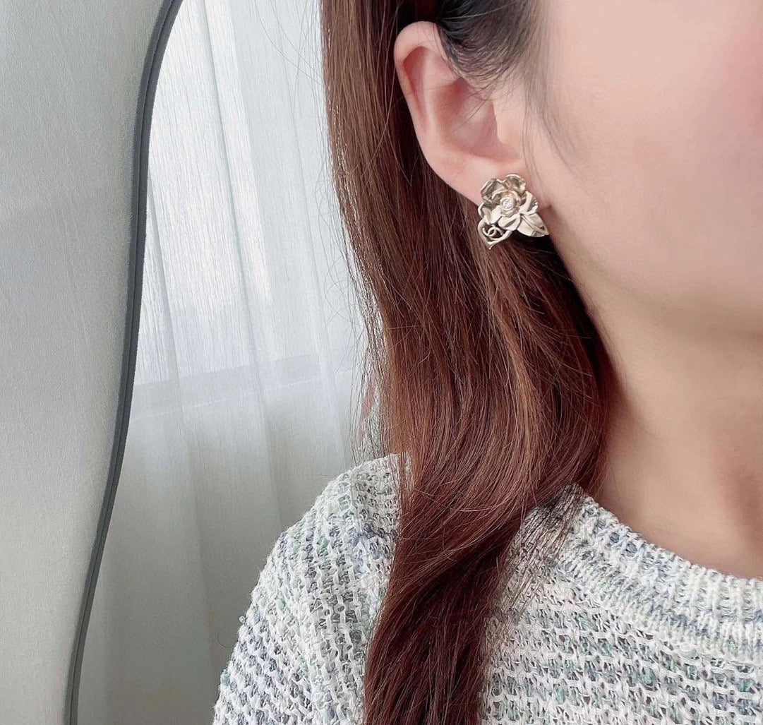 Vintage Authentic Gold-Tone Turn-Lock Earrings Flower