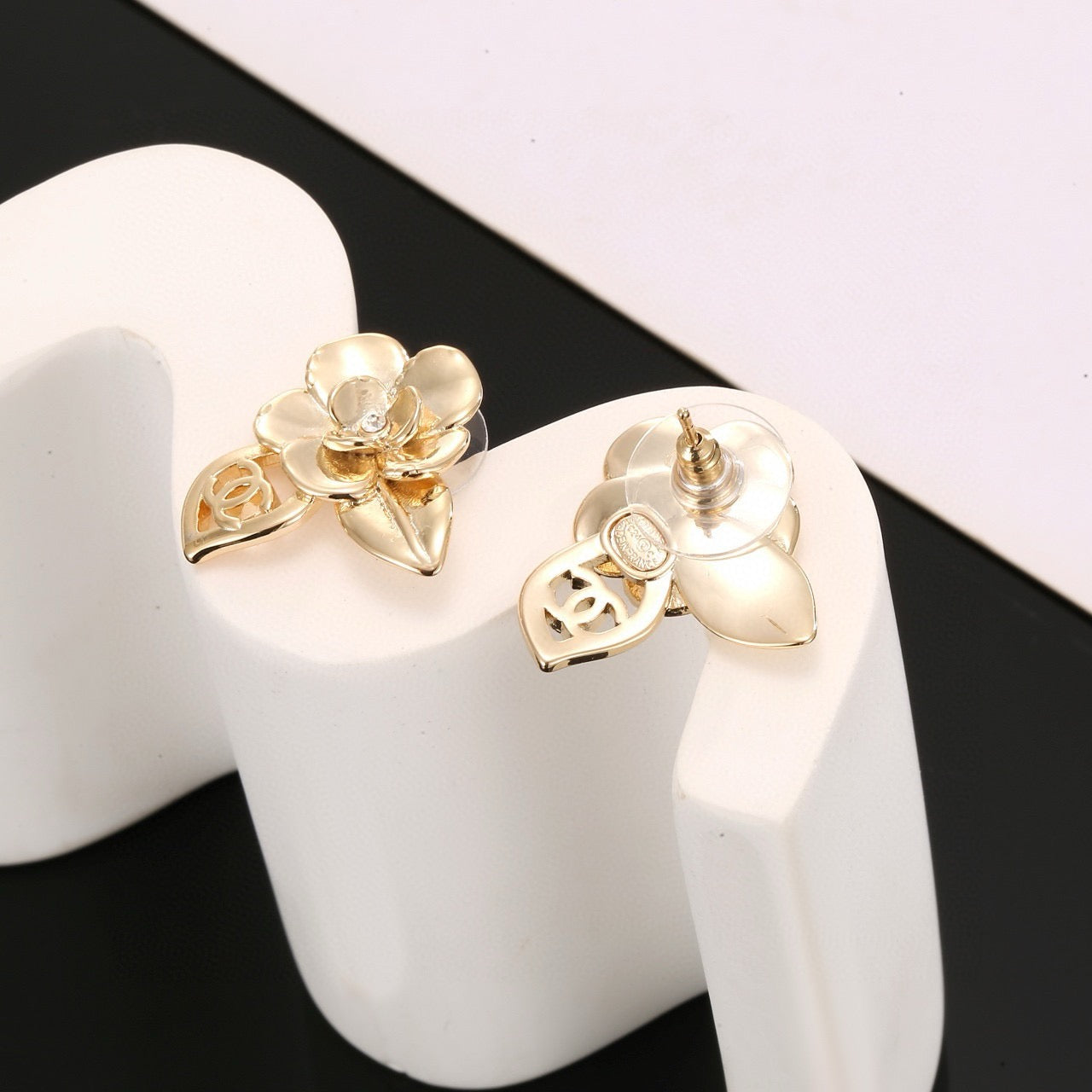 Vintage Authentic Gold-Tone Turn-Lock Earrings Flower