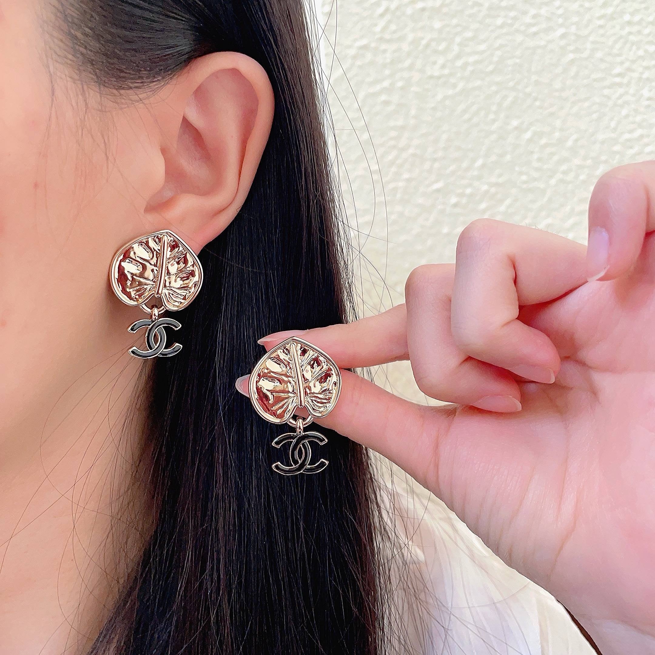 Vintage Authentic Gold-Tone Turn-Lock Earrings Plant