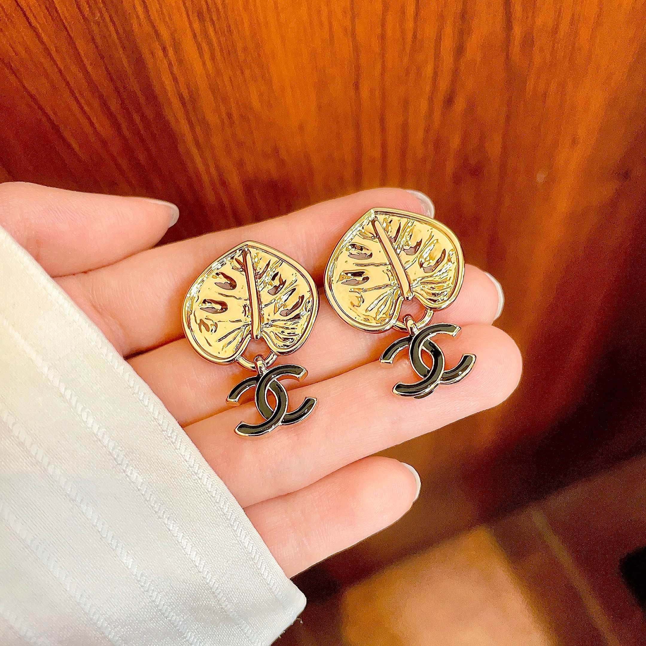 Vintage Authentic Gold-Tone Turn-Lock Earrings Plant