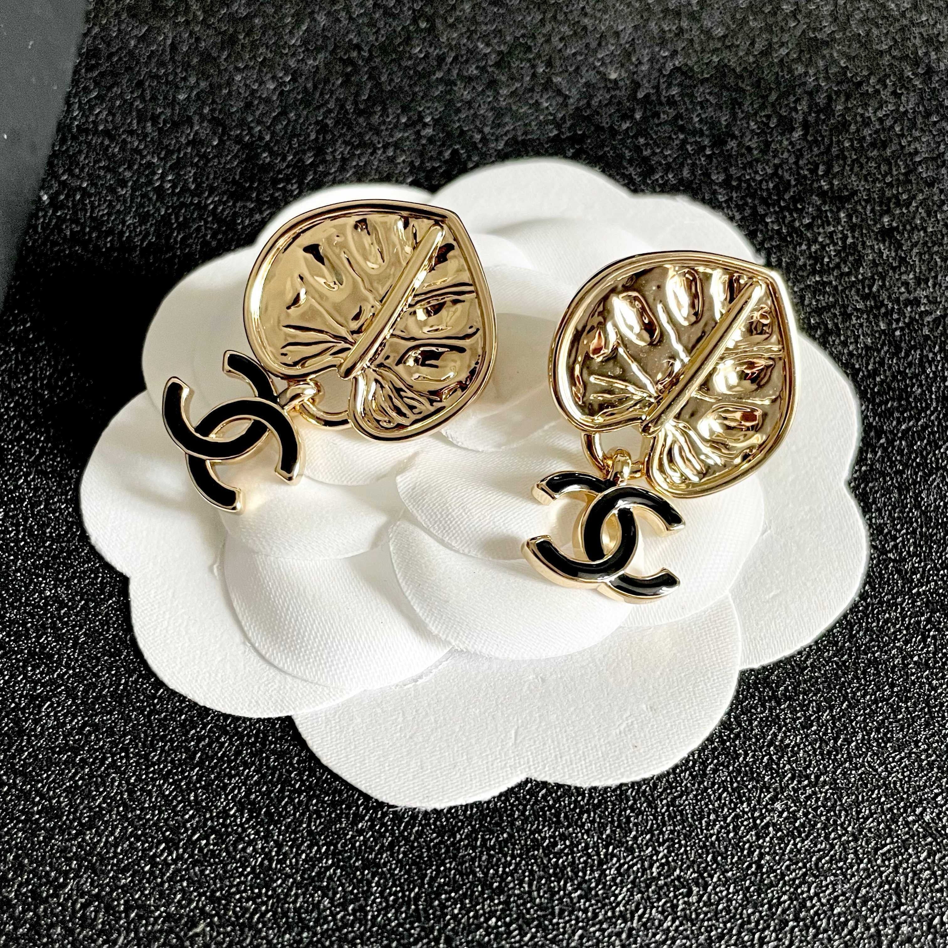 Vintage Authentic Gold-Tone Turn-Lock Earrings Plant