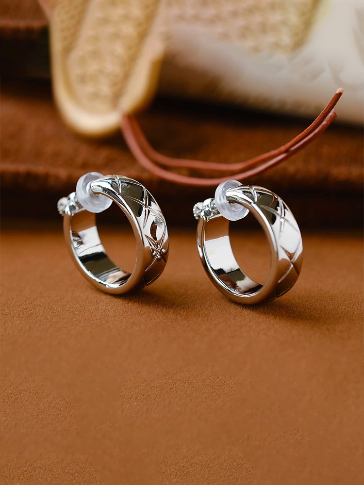 Quilted Twist Hoop Clip Earrings Screw Back Clip-On Earrings
