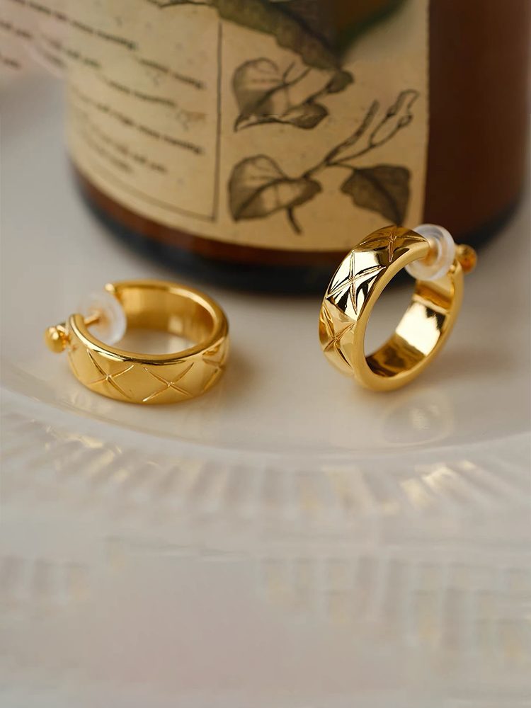 Quilted Twist Hoop Clip Earrings Screw Back Clip-On Earrings