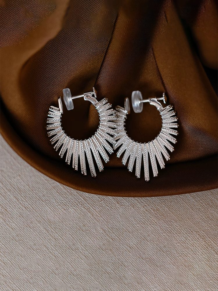 Silver-tone heart-shaped electroplated copper for non-pierced ears Screw Back Clip-On Earrings