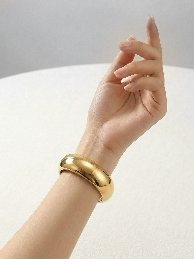 The Bold Rounded Bangle Women | 18K Gold Plated - view 3