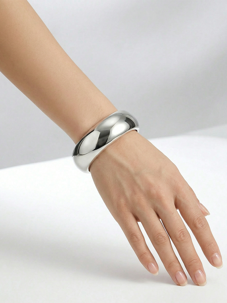 The Bold Rounded Bangle Women | 18K Gold Plated - view 4