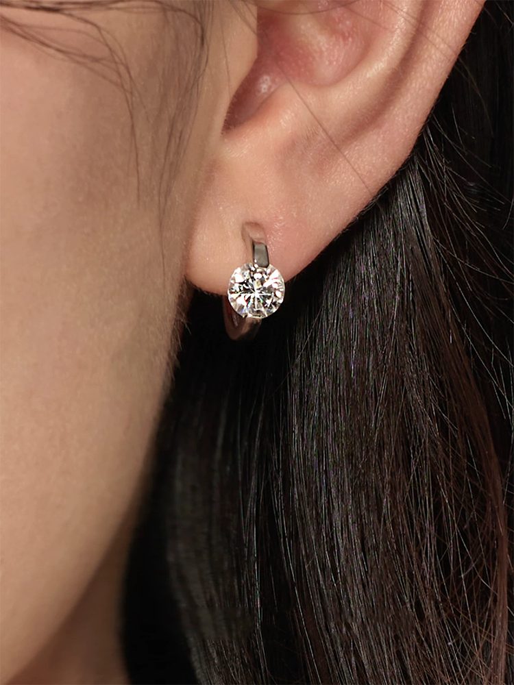 How to Master the Earring Trend Without Piercings Minimalist Clip-On Earrings for the Modern Wardrobe