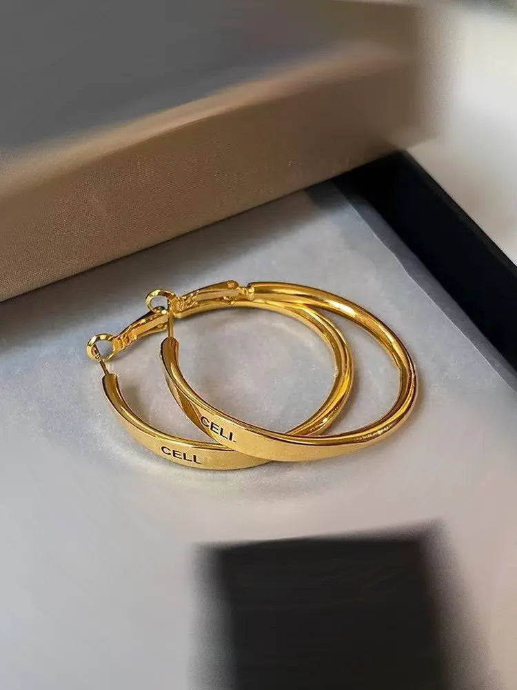 Boucles d'oreilles créoles vintage en or de Paris, grandes créoles, style ancien.