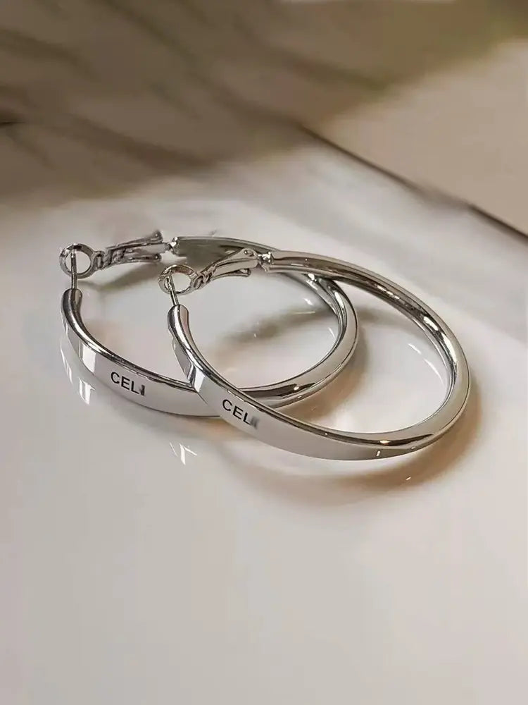 Boucles d'oreilles créoles vintage en or de Paris, grandes créoles, style ancien.