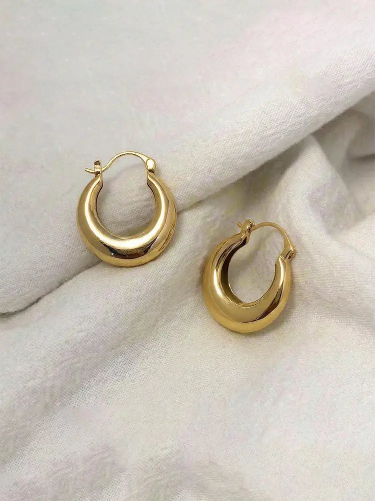 Crescent-shaped earrings Parisian style