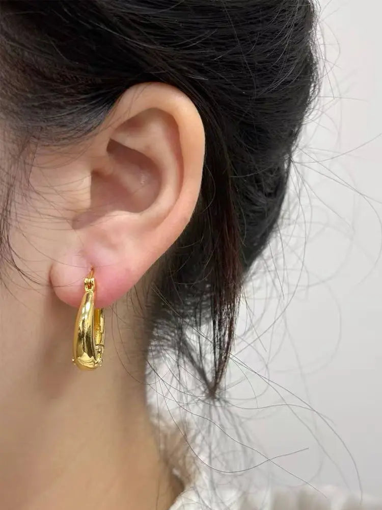 Crescent-shaped earrings Parisian style