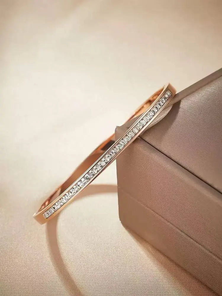 Bracelet manchette intemporel avec incrustation de nacre