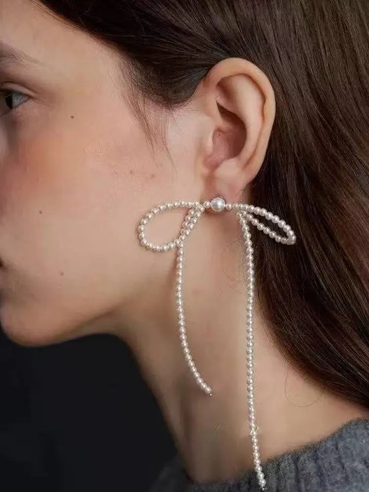 petites boucles d'oreilles en tresse de perles et gros nœud