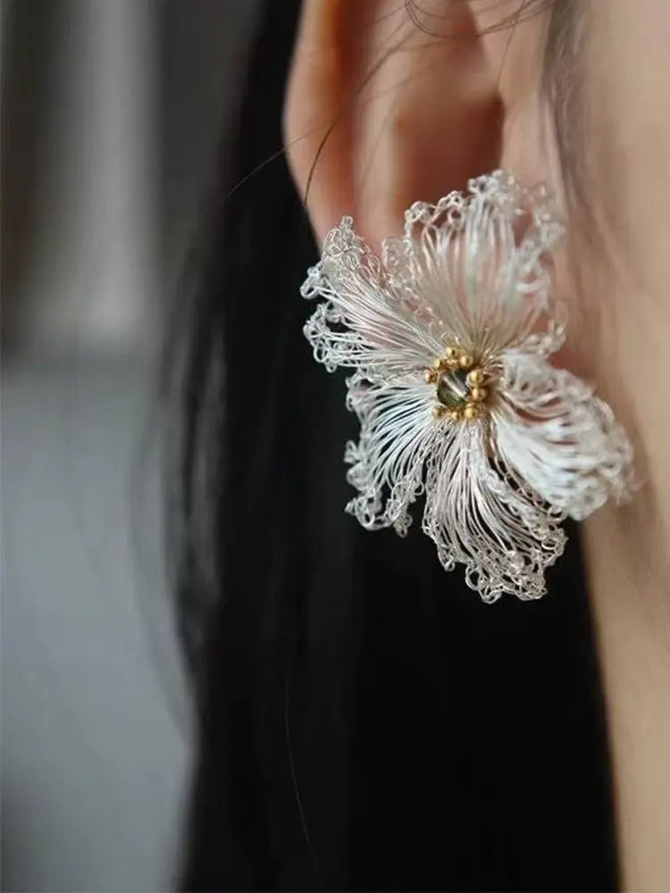 Boucles d'oreilles camélia crochetées à la main avec accents de cristal