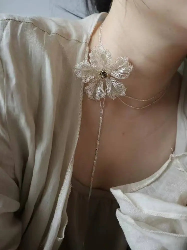 Boucles d'oreilles camélia crochetées à la main avec accents de cristal