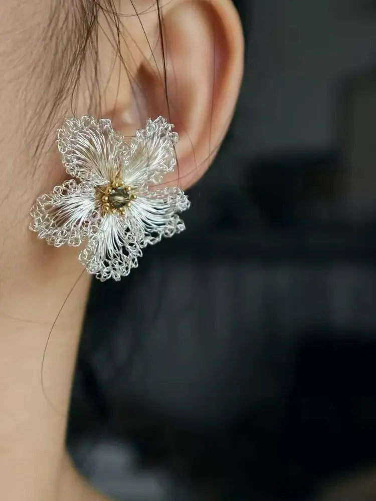 Boucles d'oreilles camélia crochetées à la main avec accents de cristal
