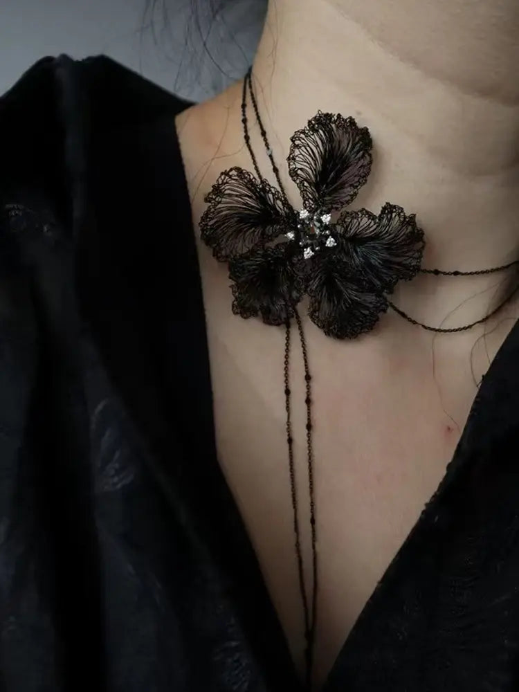 Boucles d'oreilles camélia crochetées à la main avec accents de cristal