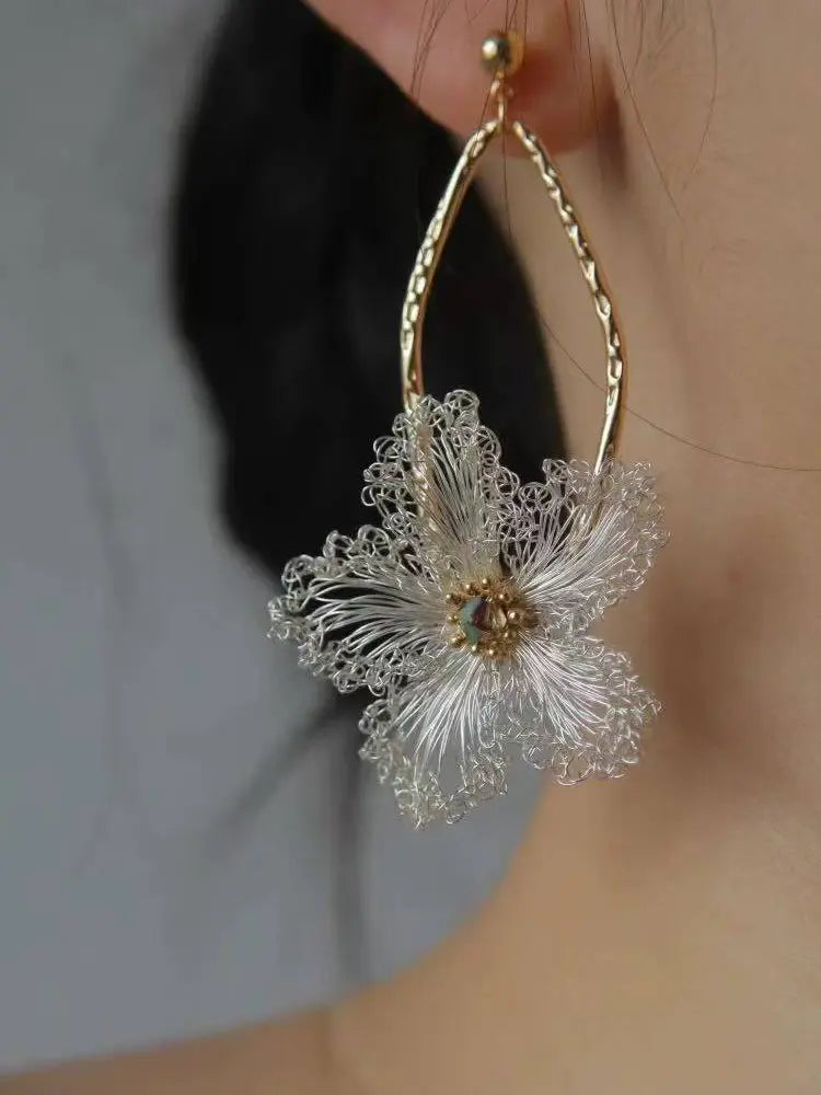 Boucles d'oreilles camélia crochetées à la main avec accents de cristal
