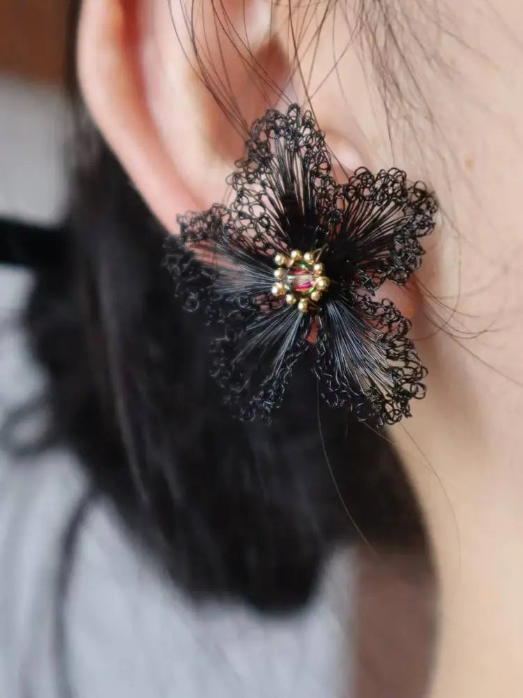 Boucles d'oreilles camélia crochetées à la main avec accents de cristal