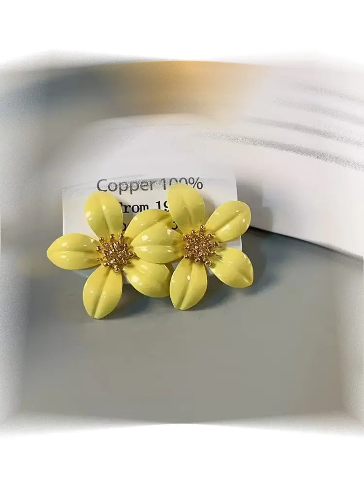 Boucles d'oreilles SS26 à motif floral émaillé, finition métallisée