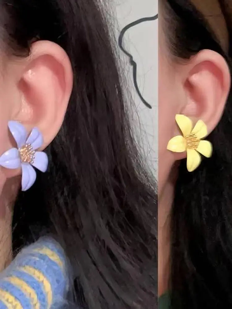 Boucles d'oreilles SS26 à motif floral émaillé, finition métallisée