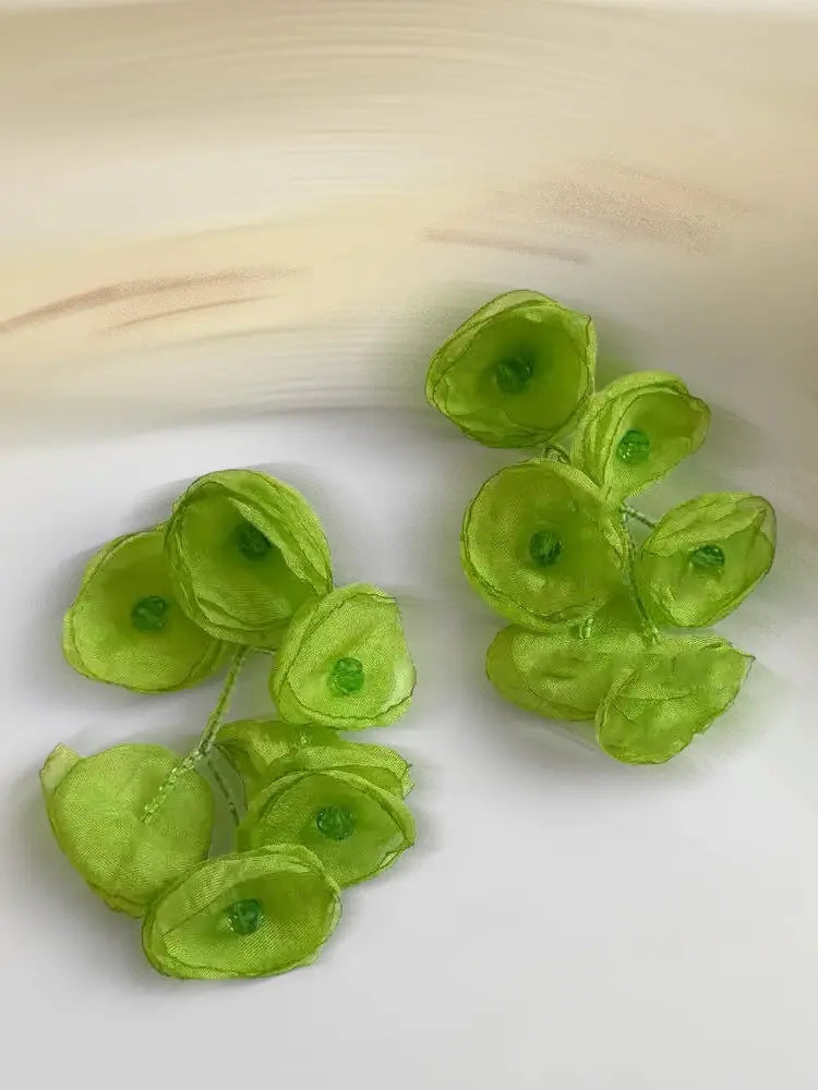 Boucles d'oreilles à clip en gaze tissée, motif étamines vibrantes