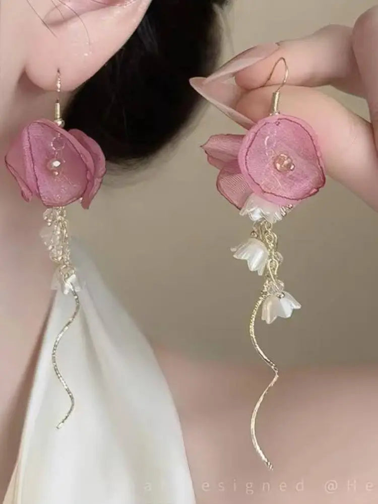 Boucles d'oreilles à clip et clous romantiques tressées à motifs de fleurs de fée roses