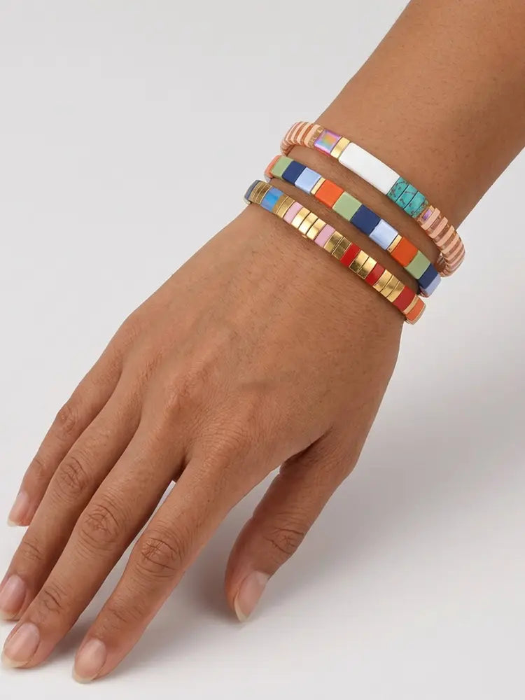 Bracelet carré fin et passionné d'inspiration africaine