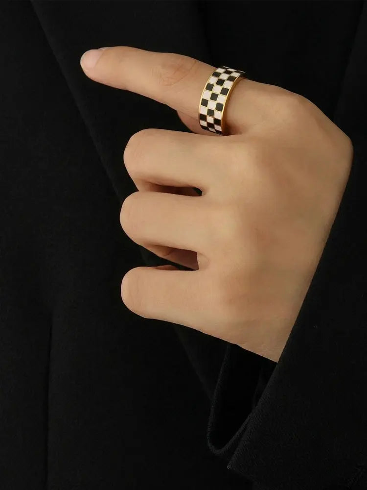 Jeu de l'anneau à damier noir et blanc Echo Casino