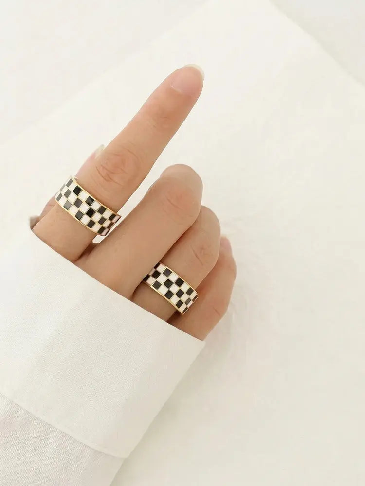 Jeu de l'anneau à damier noir et blanc Echo Casino