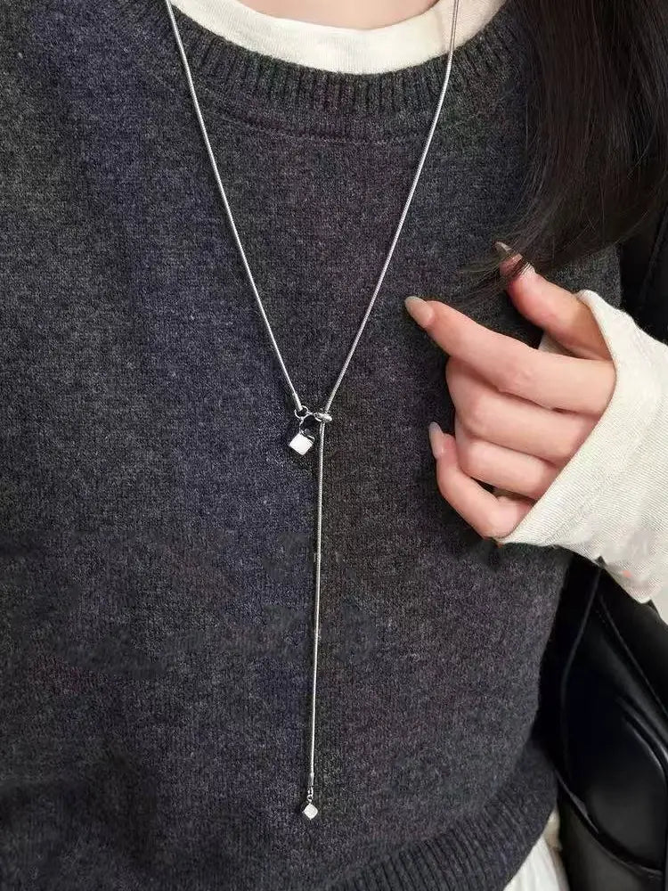 Collier ajustable tendance Cube OVNI