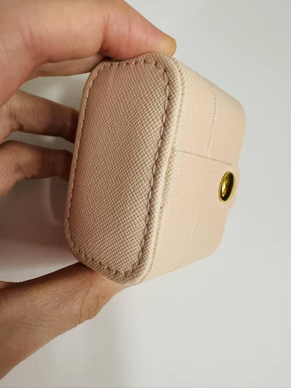 Boucles d'oreilles mini rouges en velours avec nœud en forme de cœur | Murmures de fées