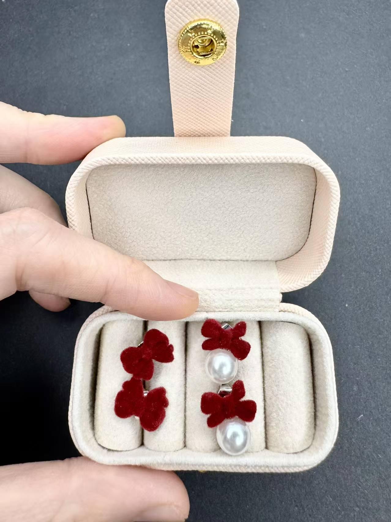 Boucles d'oreilles mini rouges en velours avec nœud en forme de cœur | Murmures de fées