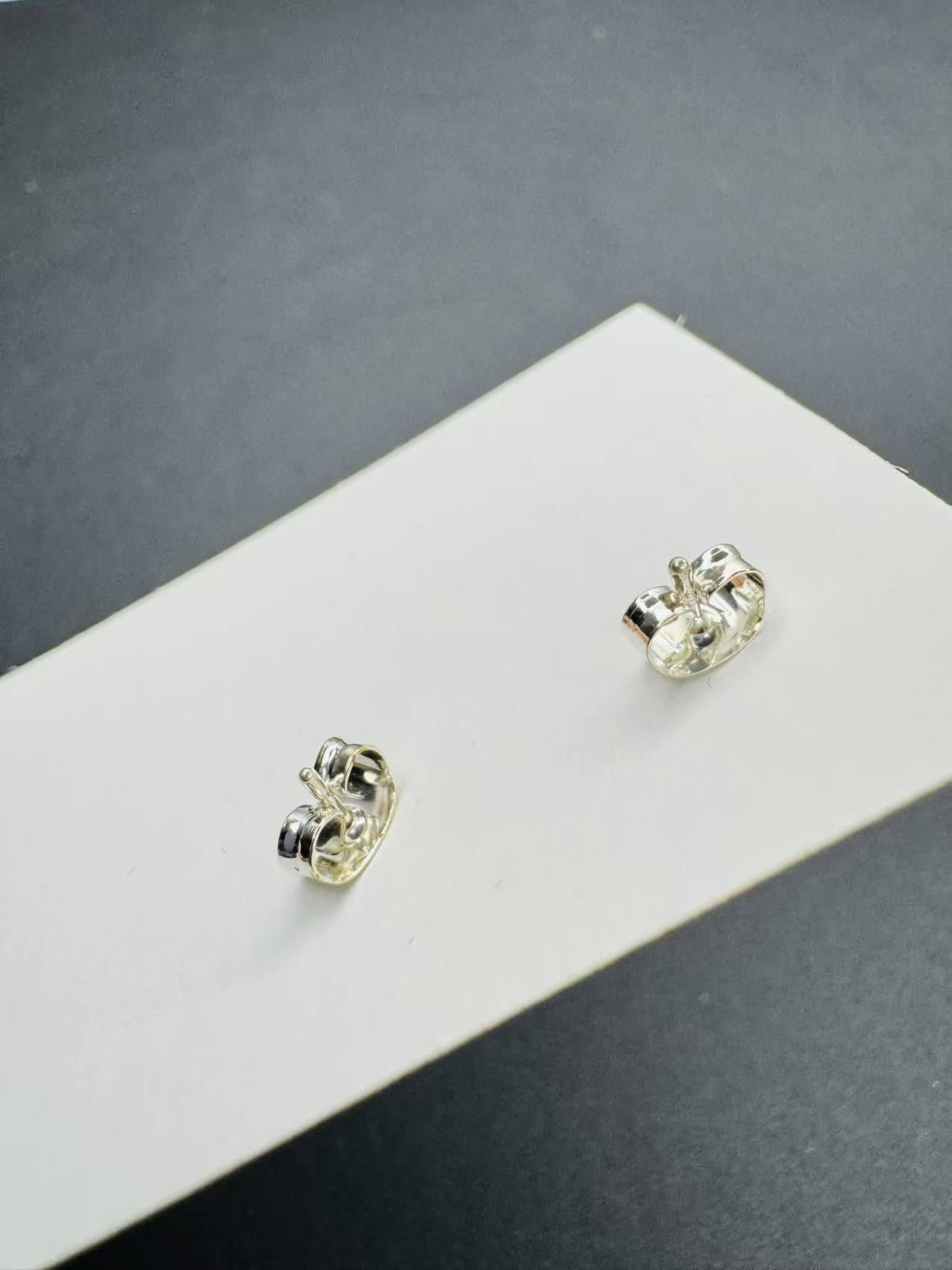 Boucles d'oreilles mini rouges en velours avec nœud en forme de cœur | Murmures de fées