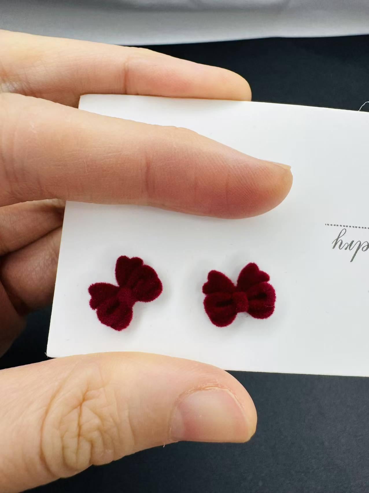 Boucles d'oreilles mini rouges en velours avec nœud en forme de cœur | Murmures de fées