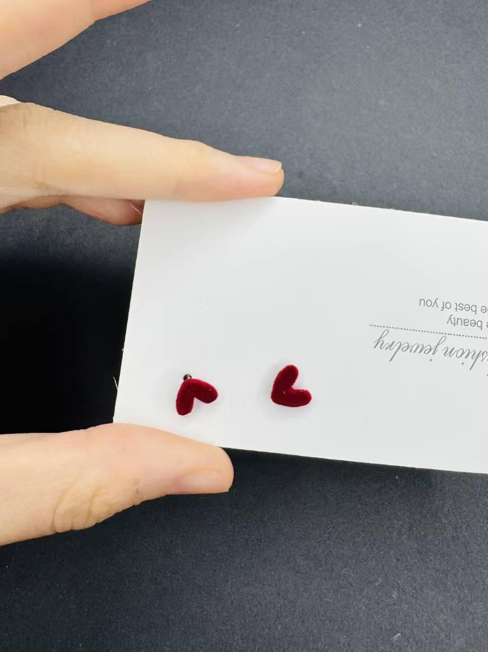 Boucles d'oreilles mini rouges en velours avec nœud en forme de cœur | Murmures de fées