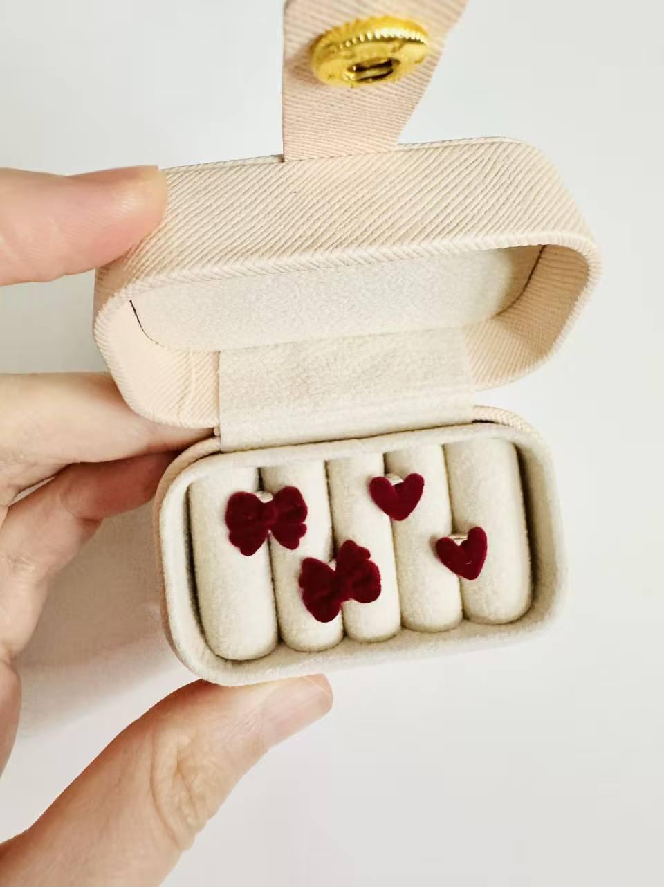 Boucles d'oreilles mini rouges en velours avec nœud en forme de cœur | Murmures de fées