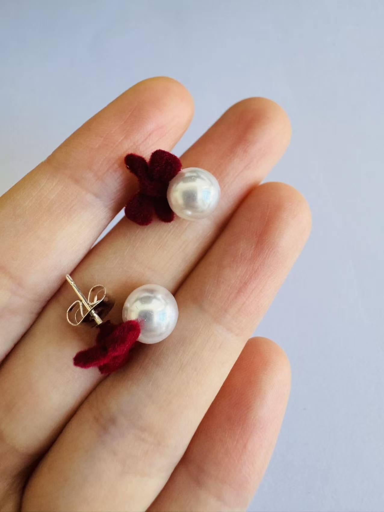 Boucles d'oreilles mini rouges en velours avec nœud en forme de cœur | Murmures de fées