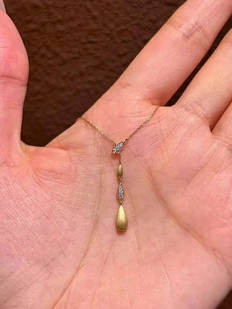 Collier avec pendentif goutte en or brossé chic