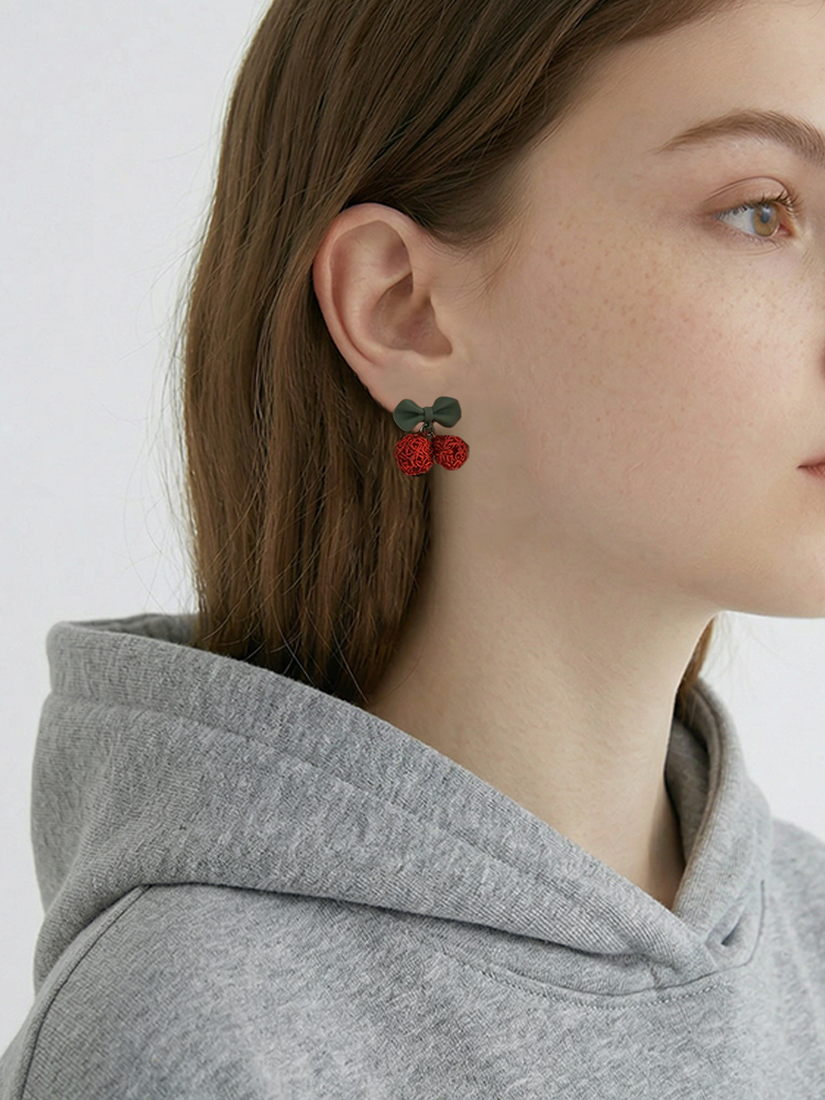 Boucles d'oreilles cerises rouges (puces et clips)