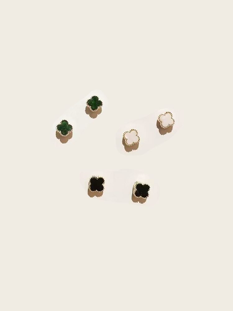 Cute luck black and white flower design