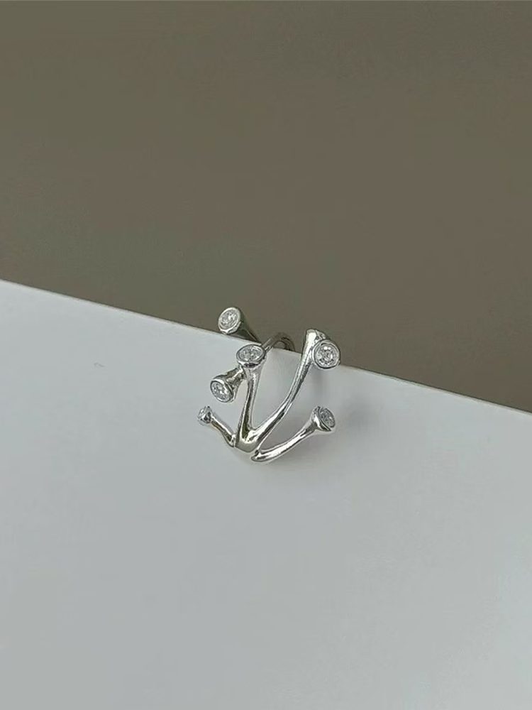 Frog Finger Clip-On Earrings – Gold & Silver Stainless Steel (No Piercing)